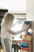 mãe, brincando, medindo a altura de seu filho em casa foto