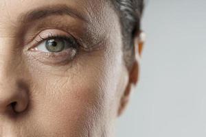 close-up do olho feminino. conceitos de rejuvenescimento ou oftalmologia. foto