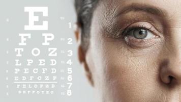 close-up do olho feminino e gráfico para teste de visão foto