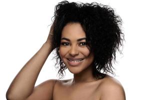 jovem linda mulher negra com pele lisa em fundo branco foto