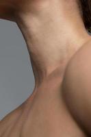 closeup do pescoço feminino com uma pele macia foto