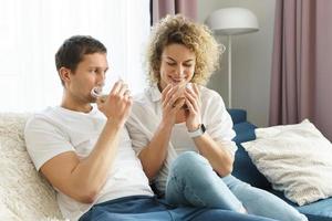 casal feliz passando tempo juntos e tomando café em casa foto