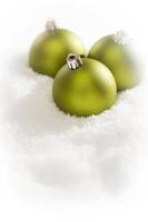 enfeites de natal verdes em flocos de neve com sala de texto foto