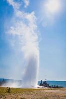 antigo gêiser fiel em erupção no parque nacional de yellowstone. foto