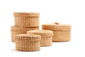 pilha de cestas de vime em branco foto