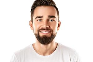 jovem e bonito homem barbudo vestindo camiseta branca foto