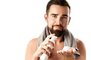 homem bonito com uma espuma de limpeza ou barbear foto