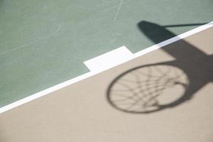 sombra da cesta de basquete e rede contra a quadra foto