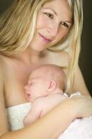 jovem linda mãe segurando seu precioso bebê recém-nascido foto