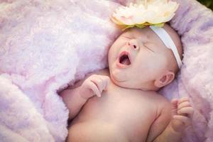 linda menina recém-nascida deitado no cobertor macio foto