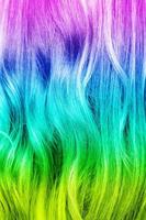 close-up de cabelos cacheados multicoloridos vívidos foto