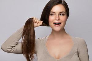 mulher está feliz com seu cabelo bonito e saudável foto