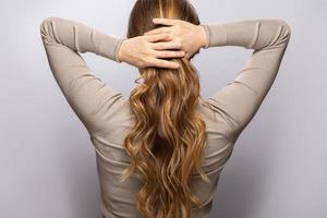 jovem mulher mostrando seu lindo cabelo depois de tingir e pentear foto