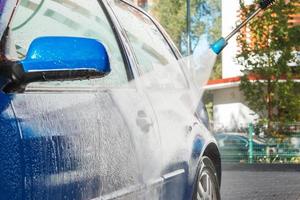 carro azul em uma lavagem de carro foto