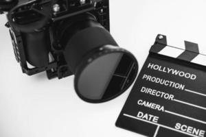 equipamento de câmera mirrorless preto moderno e claquete foto