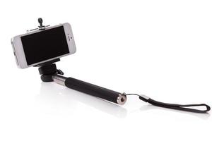 telefone inteligente em um bastão de selfie foto