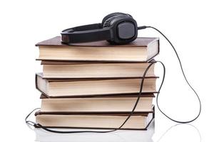 conceito de audiolivros com livros e fone de ouvido foto