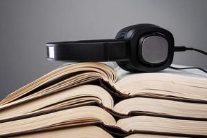 conceito de audiolivros com livros e fone de ouvido foto