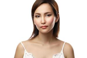 retrato de uma jovem e bela mulher asiática em fundo branco foto