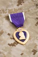 medalha de guerra de coração roxo em material de camuflagem marinha foto