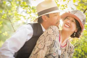 Casal romântico vestido da década de 1920 flertando ao ar livre foto