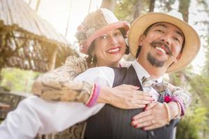 Casal romântico vestido da década de 1920 flertando ao ar livre foto