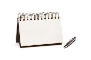 bloco de notas em espiral em branco e caneta em branco foto