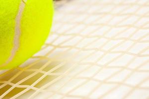 bola de tênis abstrata, raquete e cordas foto