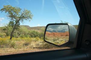 rocha vermelha de utah no espelho do carro foto