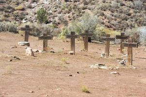 várias cruzes graves desconhecidas foto