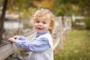 adorável menino brincando lá fora foto