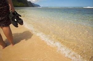 onda quebrando na costa de na pali foto