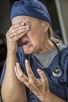 médica ou enfermeira chorando agonizante foto