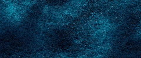 fundo com raios. fundo com cimento de parede. antigo fundo azul vintage com textura angustiada e design grunge com borda preta. fundo de aquarela de luzes polares de néon cósmico. foto