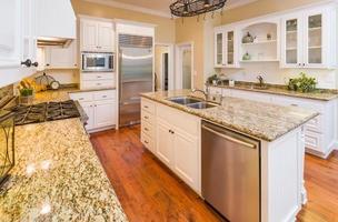 bela cozinha personalizada interior com pisos de madeira dura foto