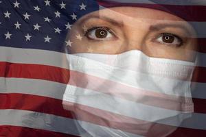 médico ou enfermeiro usando máscara facial médica e jaleco com bandeira americana fantasma. foto