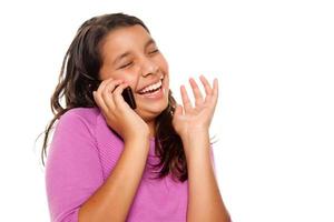 garota hispânica bonita feliz no celular foto