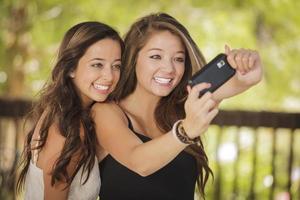 namoradas atraentes de raça mista tirando autorretrato com a câmera foto