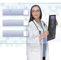 médica ou enfermeira segurando painel de botão em branco de leitura de raio-x foto