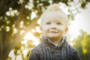 adorável menino loiro ao ar livre no parque foto