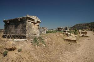 túmulo na cidade antiga de hierapolis, pamukkale, denizli, turkiye foto