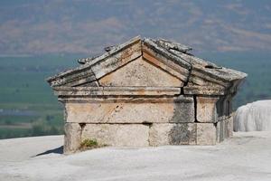 túmulo na cidade antiga de hierapolis, pamukkale, denizli, turkiye foto