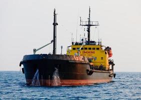 petroleiro preto está ancorado perto do porto foto