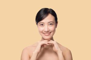 retrato da bela jovem mulher asiática limpo conceito de pele nua fresca com traçado de recorte. menina asiática beleza rosto skincare e saúde bem-estar, tratamento facial, pele perfeita. foto