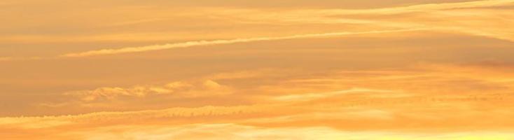 céu colorido dramático com arrebol e nuvens iluminadas foto