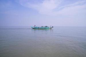 barco de viagem tradicional aginest céu azul no rio padma - bangladesh foto