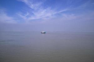 barco de viagem tradicional aginest céu azul no rio padma - bangladesh foto