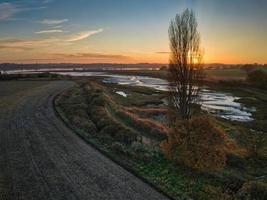 lagoa de levington em sufolk ao entardecer foto