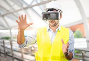 homem caucasiano usa óculos vr assistindo vídeo para entretenimento, trabalho, tempo livre e estudo. conceito de tecnologia de realidade virtual. foto