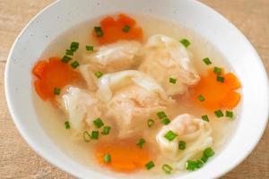 sopa de bolinho de camarão em tigela branca foto